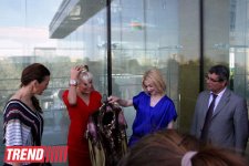 Ажде Пеккан подарили азербайджанское национальное платье и панно ручной работы (фото)