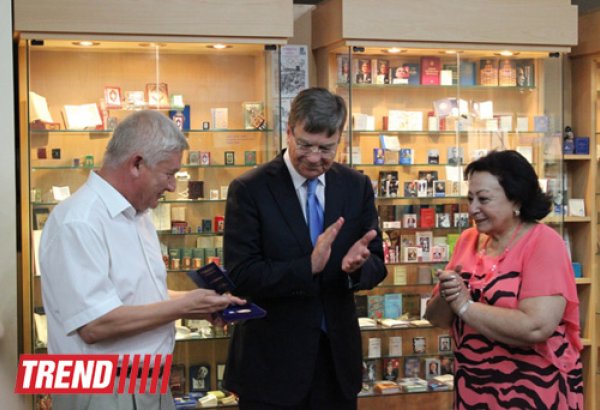 Зарифа Салахова награждена Почетным знаком Россотрудничества
"За дружбу и сотрудничество" (фото)