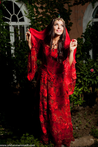 Известная украинская танцовщица в азербайджанском национальном костюме: "Очарована Баку" (фото)