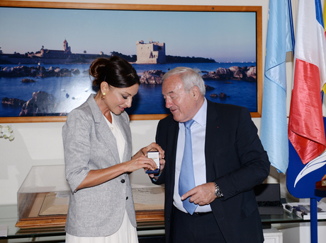 Первой леди Азербайджана Мехрибан Алиевой вручен диплом почетного гражданина города Канны (ФОТО)