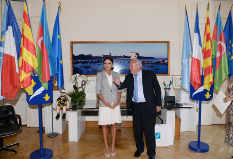 Первой леди Азербайджана Мехрибан Алиевой вручен диплом почетного гражданина города Канны (ФОТО)