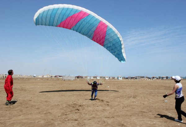 Полет на параплане на побережье Каспийского моря в Баку (фотосессия)