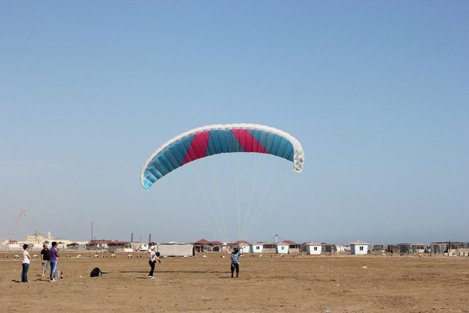 Полет на параплане на побережье Каспийского моря в Баку (фотосессия)