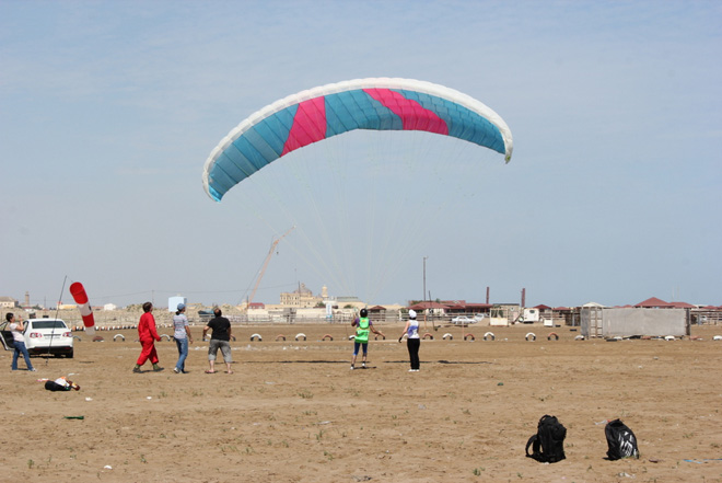 Полет на параплане на побережье Каспийского моря в Баку (фотосессия)