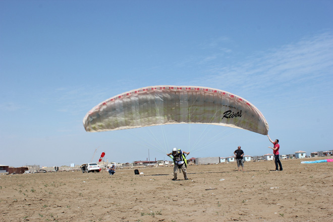 Полет на параплане на побережье Каспийского моря в Баку (фотосессия)