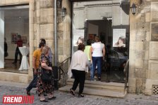 В Баку открылась выставка Наргиз Бабаевой "Вдохновение": "На холсте можно остановить время" (фотосессия)