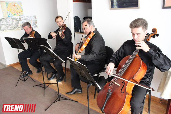 В Баку открылась выставка Наргиз Бабаевой "Вдохновение": "На холсте можно остановить время" (фотосессия)