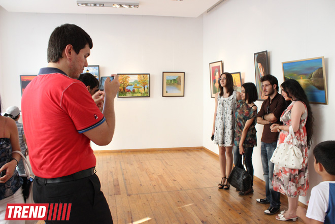 В Баку открылась выставка Наргиз Бабаевой "Вдохновение": "На холсте можно остановить время" (фотосессия)