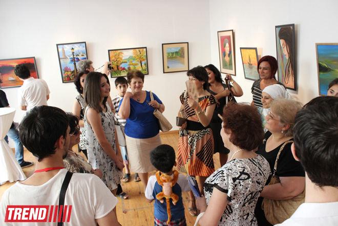 В Баку открылась выставка Наргиз Бабаевой "Вдохновение": "На холсте можно остановить время" (фотосессия)