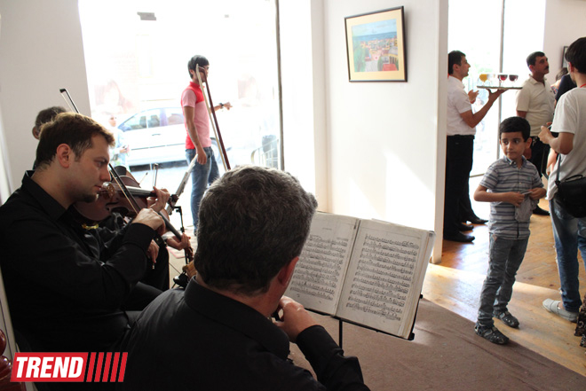 В Баку открылась выставка Наргиз Бабаевой "Вдохновение": "На холсте можно остановить время" (фотосессия)