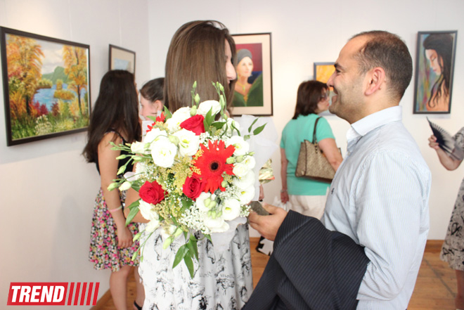 В Баку открылась выставка Наргиз Бабаевой "Вдохновение": "На холсте можно остановить время" (фотосессия)