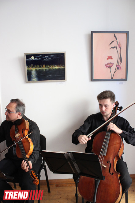 В Баку открылась выставка Наргиз Бабаевой "Вдохновение": "На холсте можно остановить время" (фотосессия)