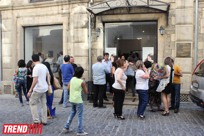 В Баку открылась выставка Наргиз Бабаевой "Вдохновение": "На холсте можно остановить время" (фотосессия)