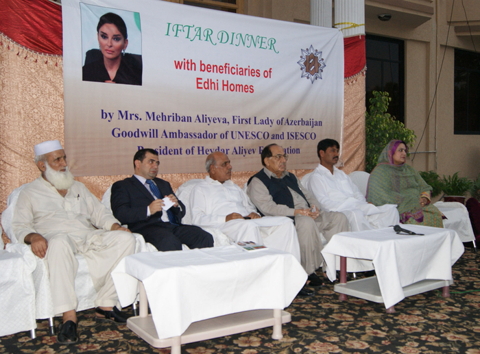 От имени первой леди Азербайджана Мехрибан Алиевой в Пакистане был устроен ифтар для неимущих (ФОТО)