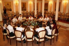 Посол РФ в Азербайджане встретился со школьниками, вернувшимися из поездки по России (фото)