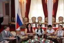 Посол РФ в Азербайджане встретился со школьниками, вернувшимися из поездки по России (фото)