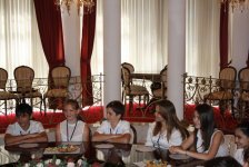 Посол РФ в Азербайджане встретился со школьниками, вернувшимися из поездки по России (фото)