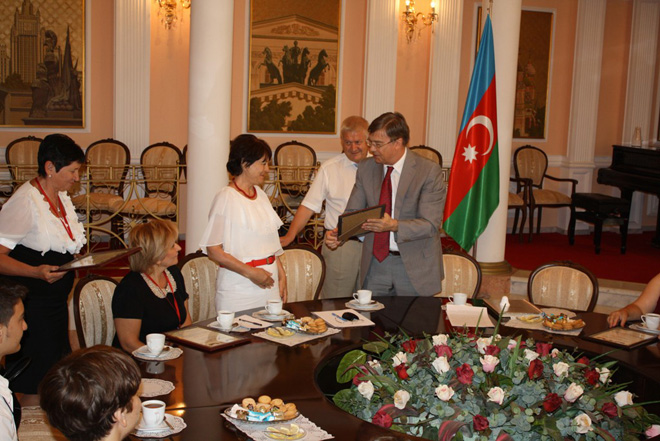 Посол РФ в Азербайджане встретился со школьниками, вернувшимися из поездки по России (фото)