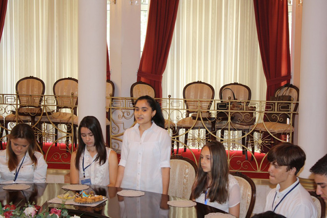 Посол РФ в Азербайджане встретился со школьниками, вернувшимися из поездки по России (фото)