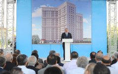 Президент Азербайджана принял участие в церемонии распределения квартир в построенном для журналистов здании (ФОТО)