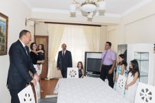 Президент Азербайджана принял участие в церемонии распределения квартир в построенном для журналистов здании (ФОТО)