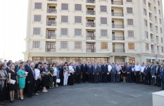 Президент Азербайджана принял участие в церемонии распределения квартир в построенном для журналистов здании (ФОТО)