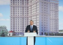 Президент Азербайджана принял участие в церемонии распределения квартир в построенном для журналистов здании (ФОТО)