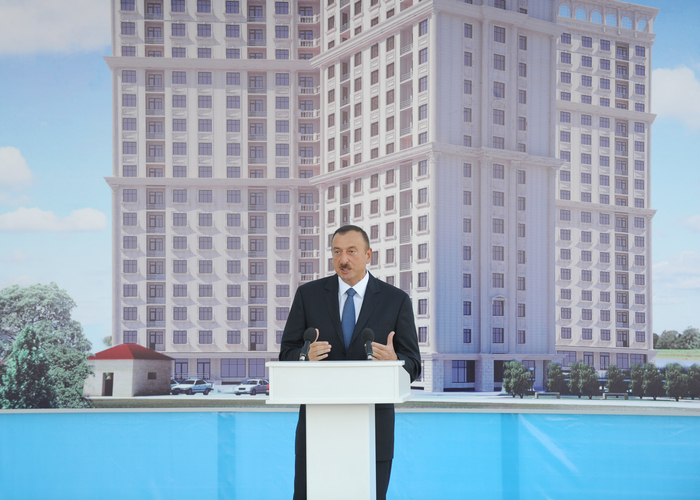 Президент Азербайджана принял участие в церемонии распределения квартир в построенном для журналистов здании (ФОТО)