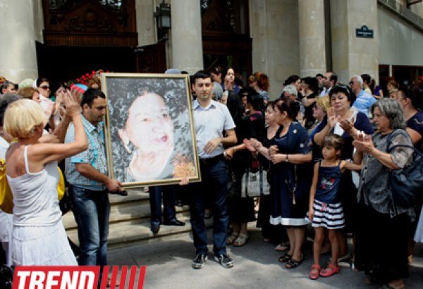 Шафигу Ахундову аплодисментами проводили в последний путь (фото)