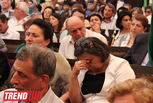 Шафигу Ахундову аплодисментами проводили в последний путь (фото)