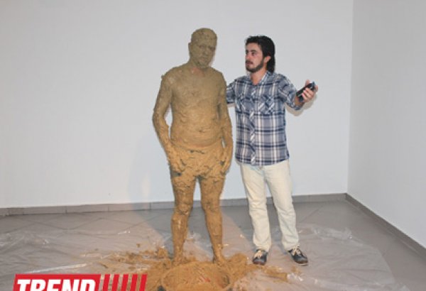 Человек в вулканической грязи, увядшие розы, разговор по душам - необычная выставка в Баку (фото)