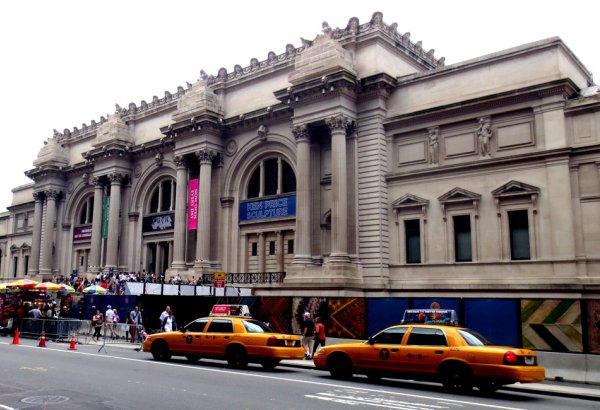 Художник Исмаил Мамедов получил благодарственное письмо от библиотеки музея Metropolitan (фото)