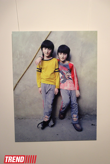 Человек в вулканической грязи, увядшие розы, разговор по душам - необычная выставка в Баку (фото)