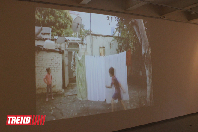 Человек в вулканической грязи, увядшие розы, разговор по душам - необычная выставка в Баку (фото)