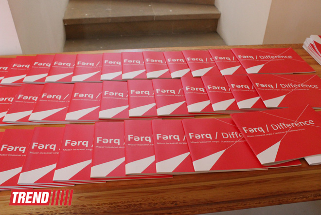 Человек в вулканической грязи, увядшие розы, разговор по душам - необычная выставка в Баку (фото)