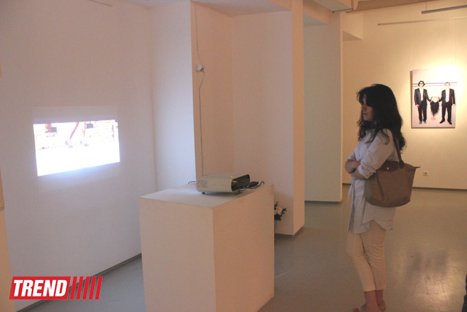 Человек в вулканической грязи, увядшие розы, разговор по душам - необычная выставка в Баку (фото)