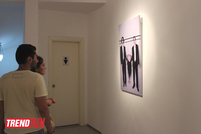 Человек в вулканической грязи, увядшие розы, разговор по душам - необычная выставка в Баку (фото)