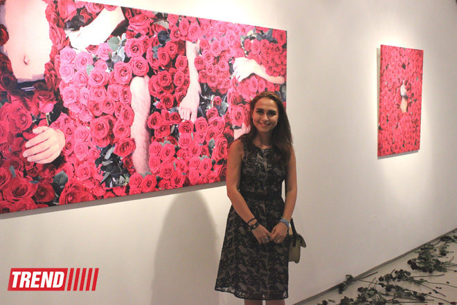 Человек в вулканической грязи, увядшие розы, разговор по душам - необычная выставка в Баку (фото)
