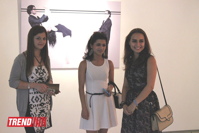 Человек в вулканической грязи, увядшие розы, разговор по душам - необычная выставка в Баку (фото)