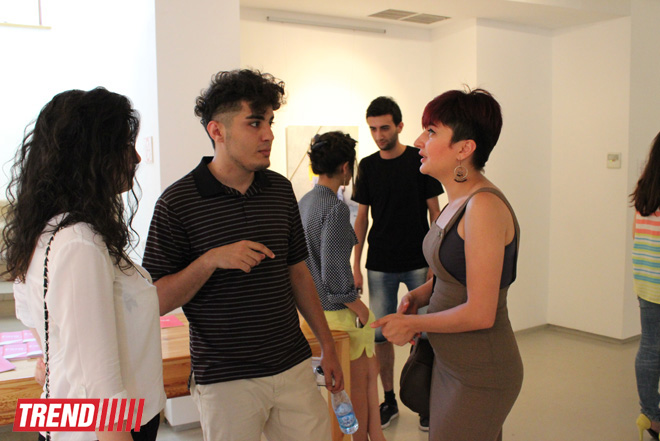 Человек в вулканической грязи, увядшие розы, разговор по душам - необычная выставка в Баку (фото)