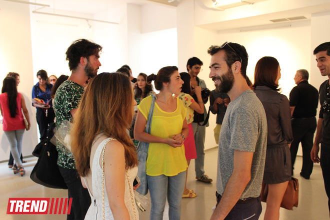 Человек в вулканической грязи, увядшие розы, разговор по душам - необычная выставка в Баку (фото)