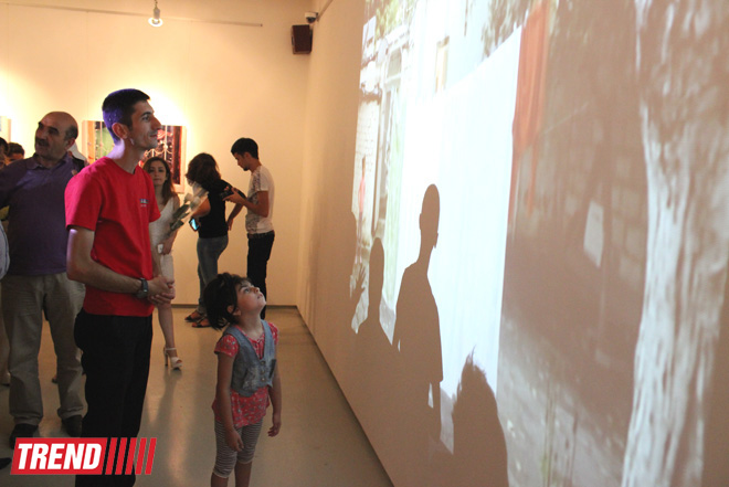 Человек в вулканической грязи, увядшие розы, разговор по душам - необычная выставка в Баку (фото)