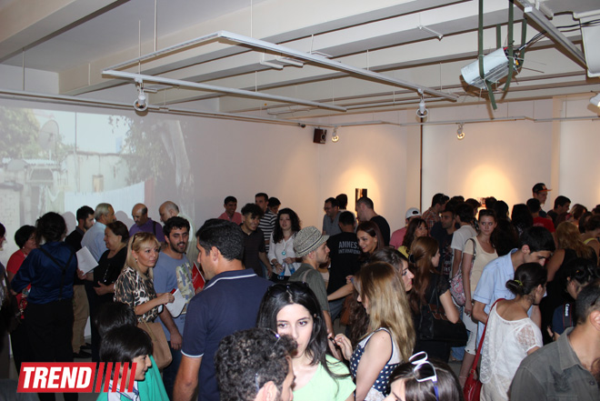 Человек в вулканической грязи, увядшие розы, разговор по душам - необычная выставка в Баку (фото)