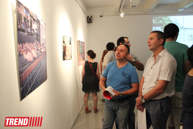 Человек в вулканической грязи, увядшие розы, разговор по душам - необычная выставка в Баку (фото)