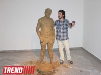Человек в вулканической грязи, увядшие розы, разговор по душам - необычная выставка в Баку (фото)