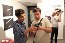 Человек в вулканической грязи, увядшие розы, разговор по душам - необычная выставка в Баку (фото)