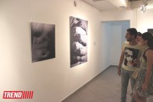 Человек в вулканической грязи, увядшие розы, разговор по душам - необычная выставка в Баку (фото)
