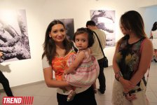 Человек в вулканической грязи, увядшие розы, разговор по душам - необычная выставка в Баку (фото)