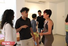 Человек в вулканической грязи, увядшие розы, разговор по душам - необычная выставка в Баку (фото)