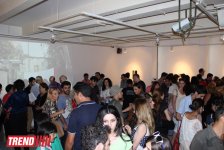 Человек в вулканической грязи, увядшие розы, разговор по душам - необычная выставка в Баку (фото)